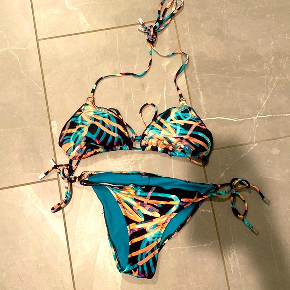 Women’s Volcom bikini set small - Picture 1 of 6